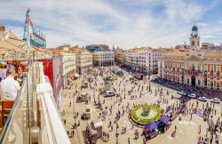 Puerta del Sol è una delle piazze più frequentate diella capitale spagnola. Qui si trova anche l'ufficio della Presidencia de la Comunidad de Madrid - foto © LucVi / Shutterstock.com ...