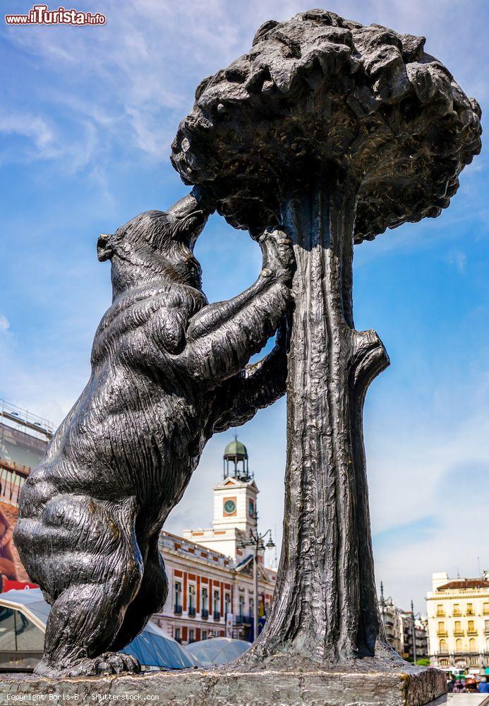 Immagine La Statua dell'Orso e del Corbezzolo è il simbolo della città di Madrid. Fu inaugurata el 1967 nella piazza di Puerta del Sol - foto © Boris-B / Shutterstock.com