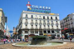 Madrid: fin dagli anni Cinquanta in Puerta del Sol domina l'insegna del Tìo Pepe, ormai uno dei simboli per eccellenza della capitale spagnola - © Alizada Studios / Shutterstock.com ...