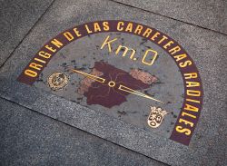 La mattonella che indica il "km 0" delle strade spagnole in Puerta del Sol, la piazza più famosa di Madrid.