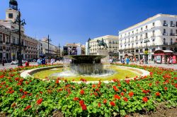 Madrid: una delle fontane in Puerta del Sol, la piazza che segna il km 0 delle strade spagnole - foto © Nanisimova / Shutterstock.com
