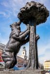 La Statua dell'Orso e del Corbezzolo è il simbolo della città di Madrid. Fu inaugurata el 1967 nella piazza di Puerta del Sol - foto © Boris-B / Shutterstock.com