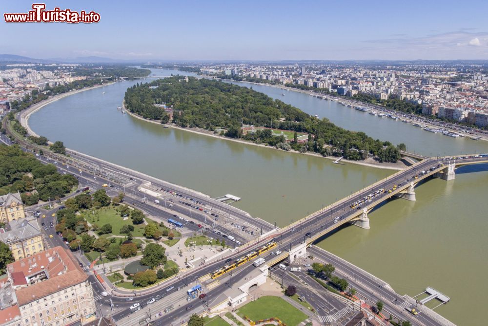 Immagine Budapest: l'Isola Margherita (Margit-sziget) sul Danubio e il ponte Margit che la collega alla terraferma.