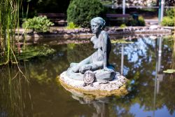 Una statua in bronzo nel laghetto sull'Isola Margherita (Budapest, Ungheria) - foto © Alexey Kashevnik / Shutterstock.com