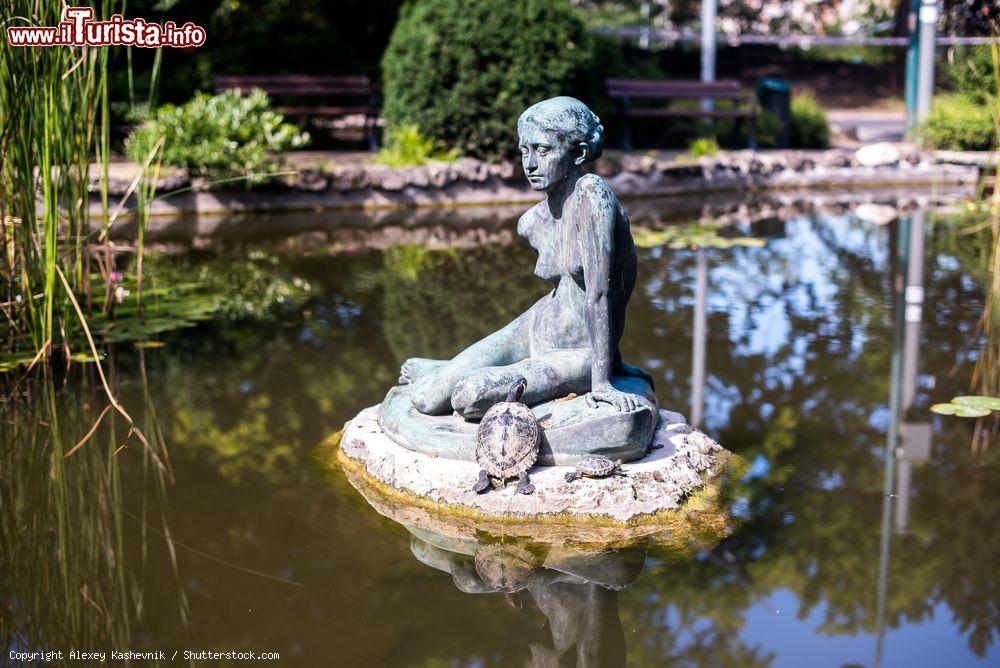 Immagine Una statua in bronzo nel laghetto sull'Isola Margherita (Budapest, Ungheria) - foto © Alexey Kashevnik / Shutterstock.com