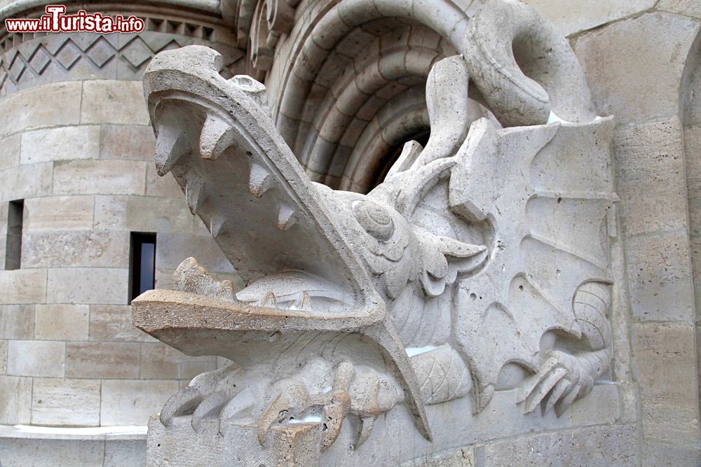 Immagine Dettaglio della statua del drago nel Bastione dei Pescatori (Quartiere della Fortezza, Budapest).