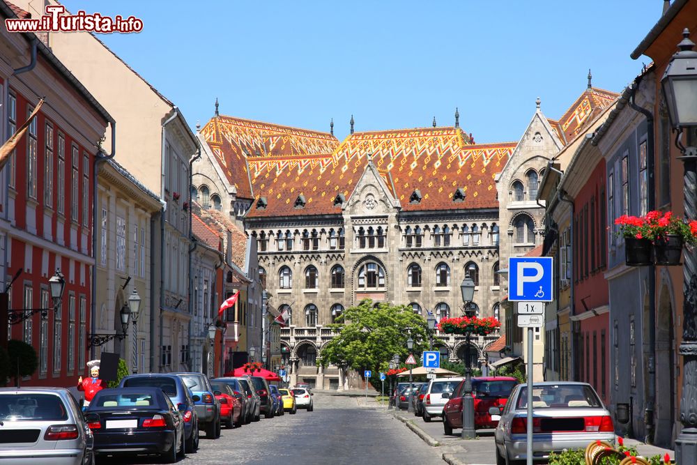 Immagine Fortuna utca è una strada del Quartiere della Fortezza (Varnegyed) a Budapest, Ungheria. Sullo sfondo il palazzo degli Archivi di Stato.