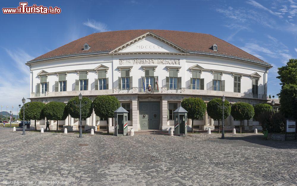 Immagine La facciata sudorientale del Sandor Palace di Budapest, residenza del Presidente della Repubblica ungherese - foto © vlasque / Shutterstock.com