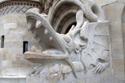 Dettaglio della statua del drago nel Bastione dei Pescatori (Quartiere della Fortezza, Budapest).
