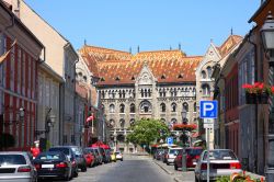 Fortuna utca è una strada del Quartiere della Fortezza (Varnegyed) a Budapest, Ungheria. Sullo sfondo il palazzo degli Archivi di Stato.