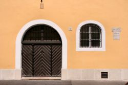 Una porta e una finestra ad arco in Uri utca nel Quartiere della Fortezza a Budapest, Ungheria.