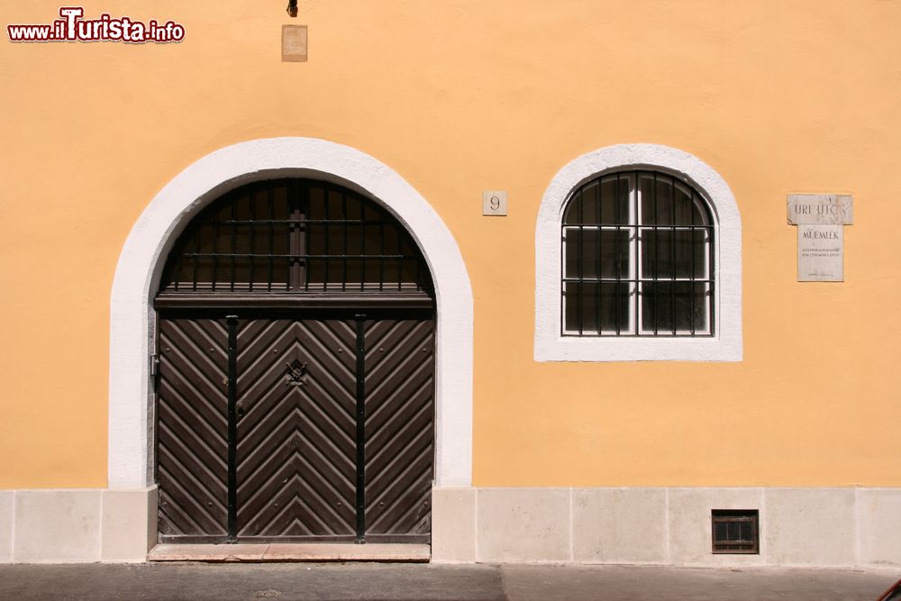 Immagine Una porta e una finestra ad arco in Uri utca nel Quartiere della Fortezza a Budapest, Ungheria.