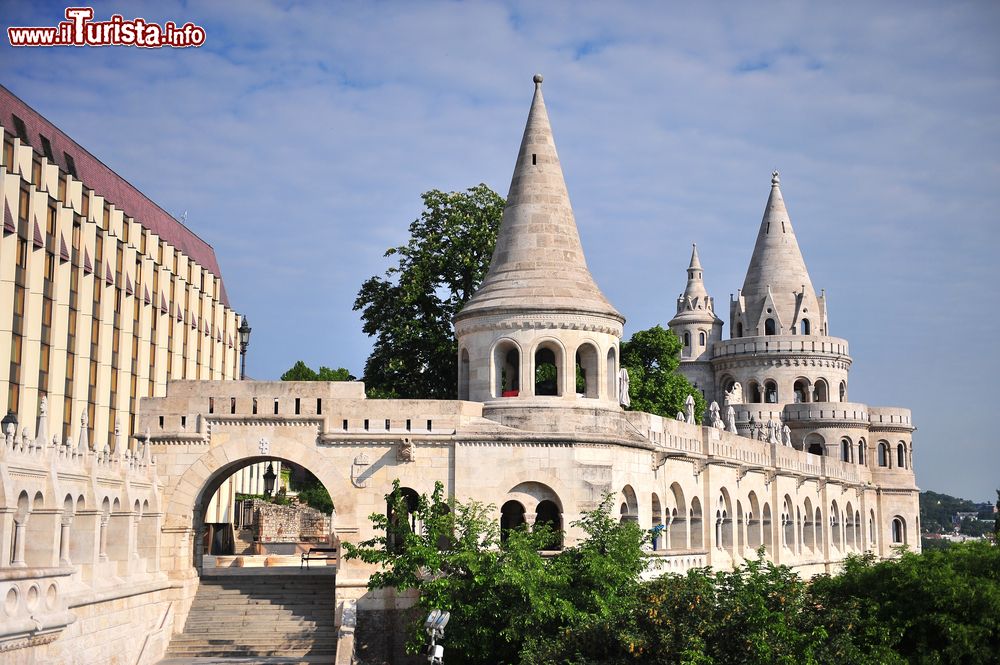 Immagine Quartiere della Fortezza, Budapest: il Bastione dei Pescatori (Halászbástya) sulla riva del Danubio fu costruito tra il 1895 e il 1902.