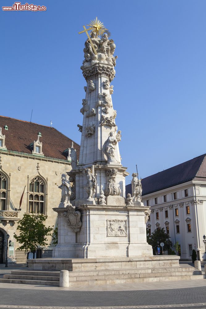 Immagine Szentharomsag Ter: la colonna della Santissima Trinità, nel quartiere di Varnegyed (Budapest, Ungheria).