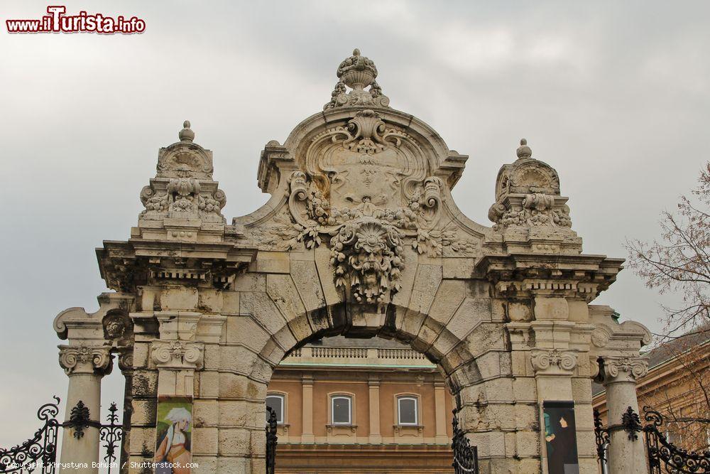 Immagine L'arco all'uscita del Palazzo Sandor in Szent György tér, nel Quartiere della Fortezza a Budapest - foto © Khrystyna Bohush / Shutterstock.com