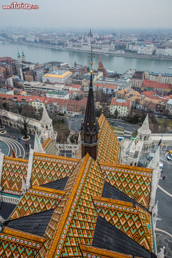 Immagine Vista panoramica del Quartiere della Fortezza di Budapest visto dalla torre del Matyas Templom.