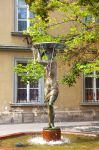 Una fontana con la statua in bronzo in Tarnok utca, nel centro di Budapest (Ungheria).