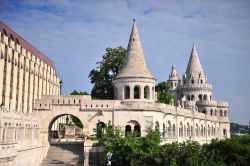 Quartiere della Fortezza, Budapest: il Bastione dei Pescatori (Halászbástya) sulla riva del Danubio fu costruito tra il 1895 e il 1902.