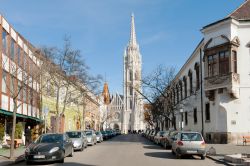 Szentharomsag utca è una strada nel Quartiere della Fortezza (Varnegyed, Budapest). Sullo sfondo il Matyas Templom - foto © Irina Burmistrova / Shutterstock.com