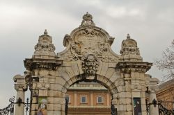 L'arco all'uscita del Palazzo Sandor in Szent György tér, nel Quartiere della Fortezza a Budapest - foto © Khrystyna Bohush / Shutterstock.com