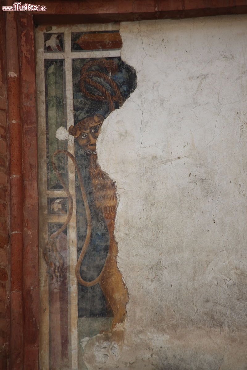 Immagine Affresco riportato alla luce nel cortile del Castello dei Principi d'Acaja di Fossano (Cuneo) - foto © Mongolo1984 - CC BY-SA 3.0, Wikipedia