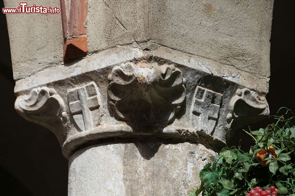 Immagine Particolare del capitello interno nel cortile del Castello dei Principi d'Acaja a Fossano - foto © Mongolo1984 - CC BY-SA 3.0, Wikipedia