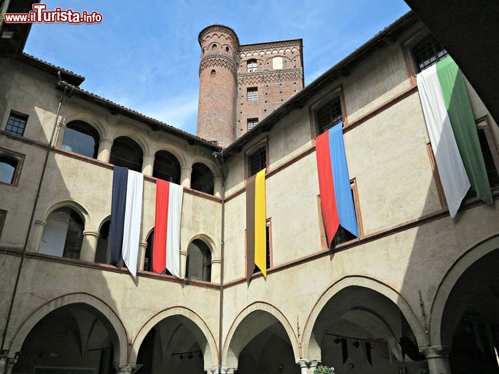 Immagine L'nterno della corte del Castello dei Principi d'Acaja a Fossano (Piemonte) - foto © Mongolo1984 - CC BY-SA 3.0, Wikipedia