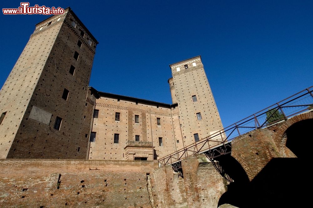 Immagine Fossano, Cuneo: la struttura del Castello dei Principi d'Acaja fu costruita utilizzando oltre 3.000.000 di mattoni.