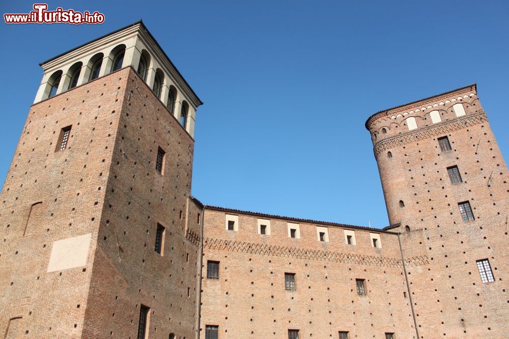 Immagine Le mura e i torrioni del Castello dei Principi d'Acaja (Fossano, Cuneo). L'edificio fu costruito nel XIV secolo.
