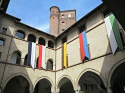 L'nterno della corte del Castello dei Principi d'Acaja a Fossano (Piemonte) - foto © Mongolo1984 - CC BY-SA 3.0, Wikipedia