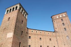 Le mura e i torrioni del Castello dei Principi d'Acaja (Fossano, Cuneo). L'edificio fu costruito nel XIV secolo.