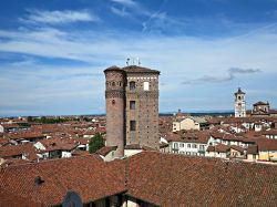 Una torre del Castello dei Principi d'Acaja svetta sulla cittadina di Fossano (Piemonte) - foto © Mongolo1984 - CC BY-SA 3.0, Wikipedia
