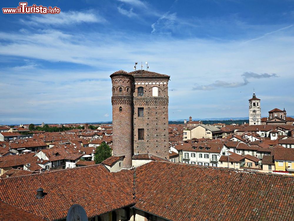 Immagine Una torre del Castello dei Principi d'Acaja svetta sulla cittadina di Fossano (Piemonte) - foto © Mongolo1984 - CC BY-SA 3.0, Wikipedia