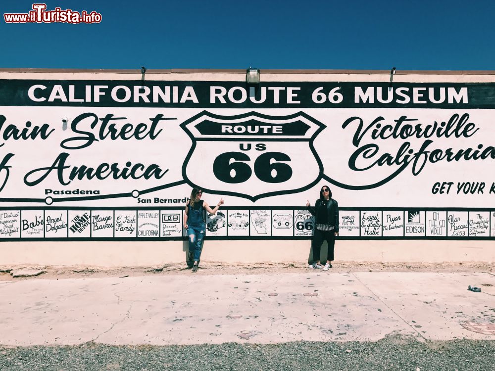 Immagine Esterno dell'edificio che ospita il California Route 66 Museum di Victorville