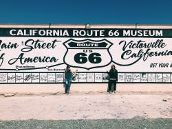 Esterno dell'edificio che ospita il California Route 66 Museum di Victorville