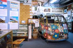 Un pulmino Volkswagen da figli dei fiori al Route 66 museum di Victorville in California