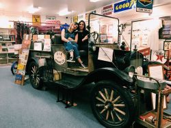 Una storica auto degli anni gloriosi della Route 66 al museo di Victorville (California)