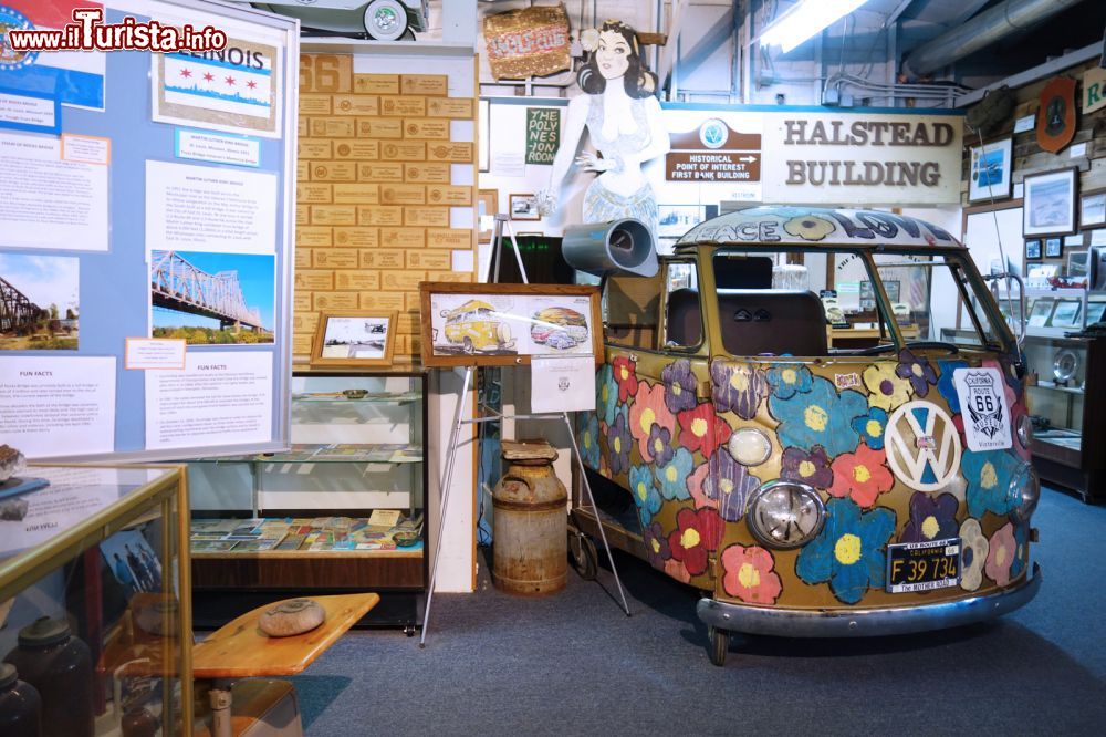 Immagine Un pulmino Volkswagen da figli dei fiori al Route 66 museum di Victorville in California