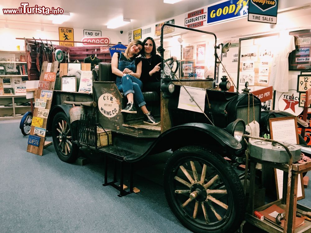 Immagine Una storica auto degli anni gloriosi della Route 66 al museo di Victorville (California)