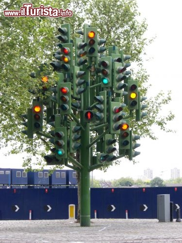 Immagine scultura di semafori a Canary Warf