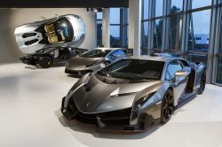 Il design aggressivo e moderno di una Lamborghini al museo di Sant'Agata Bolognese