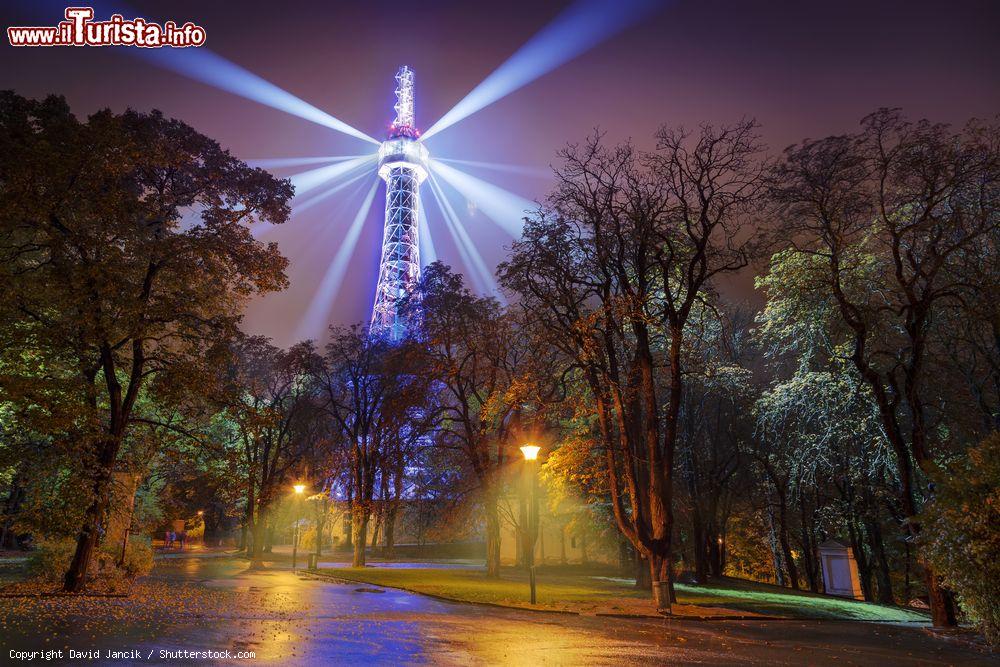 Immagine L'installazione "Medusa" di BelCandor sulla Torre di Petrin durante il Signal festival nella capitale ceca - foto © David Jancik / Shutterstock.com