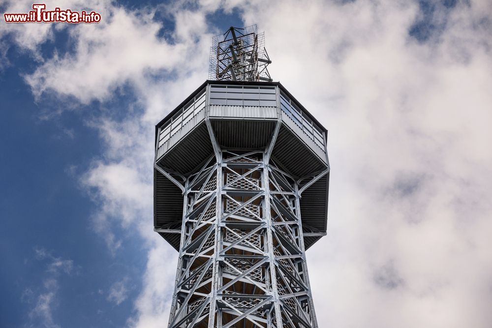 Immagine La cima della Torre di Petrin (Praga) si staglia contro il cielo. La sagoma della torre è ispirata quella della Tour Eiffel di Parigi.