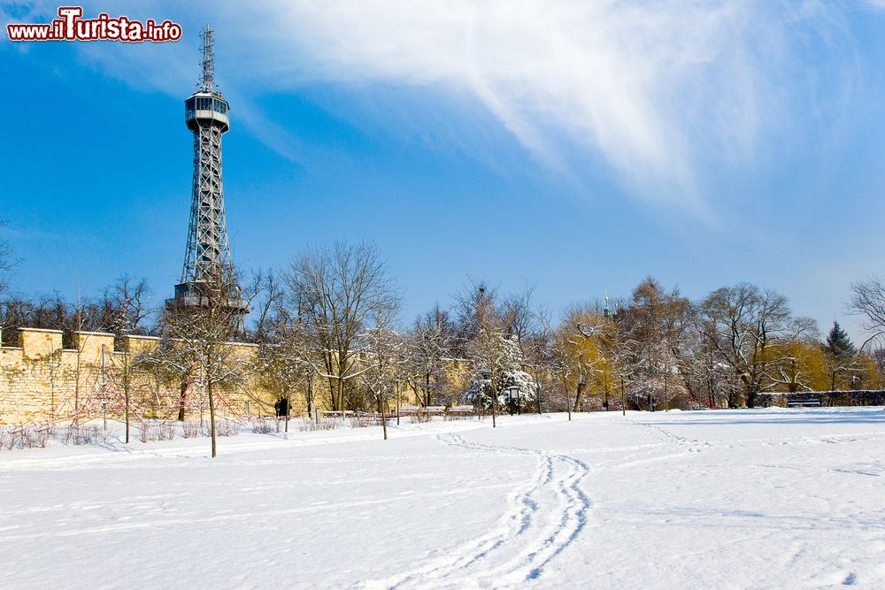 Immagine La Torre di Petrin sulla cima della collina omonima nel cuore di Praga (Repubblica Ceca) in una gioirnata invernale.