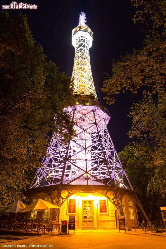 Immagine La Torre panoramica di Petrin (Praga, Repubblica Ceca) illuminata durante la notte - foto © DaLiu / Shutterstock.com