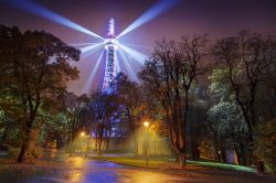 L'installazione "Medusa" di BelCandor sulla Torre di Petrin durante il Signal festival nella capitale ceca - foto © David Jancik / Shutterstock.com