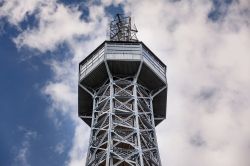 La cima della Torre di Petrin (Praga) si staglia contro il cielo. La sagoma della torre è ispirata quella della Tour Eiffel di Parigi.