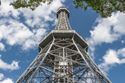 La Torre di Petrin fu progettata dagli ingegneri Prášil e Souček, che la realizzarono nel 1891 sull'omonima collina di Praga.