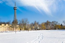 La Torre di Petrin sulla cima della collina omonima nel cuore di Praga (Repubblica Ceca) in una gioirnata invernale.
