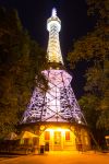 La Torre panoramica di Petrin (Praga, Repubblica Ceca) illuminata durante la notte - foto © DaLiu / Shutterstock.com